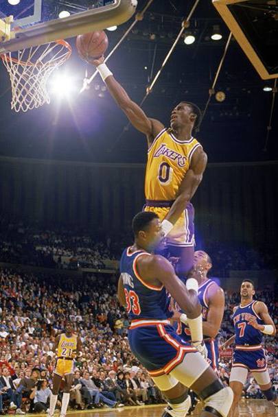 Orlando Woolridge a canestro con i Los Angeles Lakers (Getty Images)